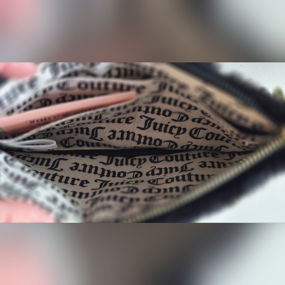 JUICY COUTURE FAUX FUR WRISTLET black - Picture 6 of 6